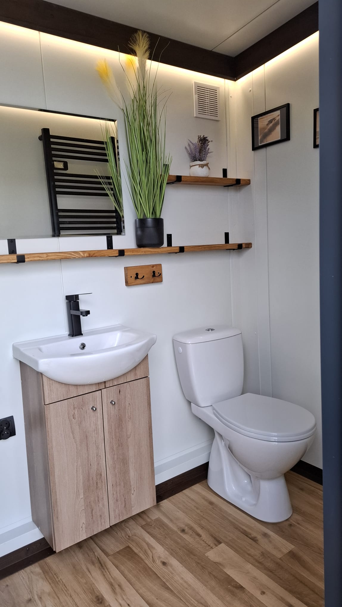 Bathroom with washing machine space